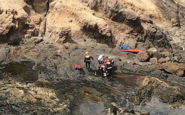 Rescatan a un hombre herido en la playa de Triana