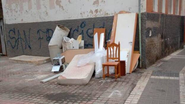 Los trastos se acumulan semanas en algunas calles de la periferia