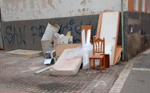 Los trastos se acumulan semanas en algunas calles de la periferia de la capital