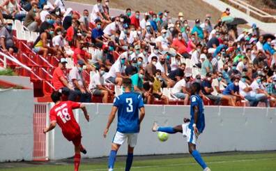 Canarias estrenó el fútbol con público en la grada