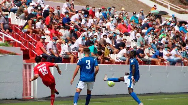 Canarias estrenó el fútbol con público en la grada