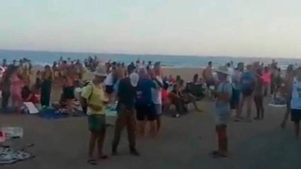 Polémica por la acumulación de gente en un bar de playa