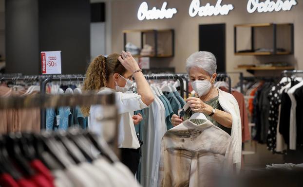 De rebajas con mascarilla: al comercio no le salvan ni las promociones