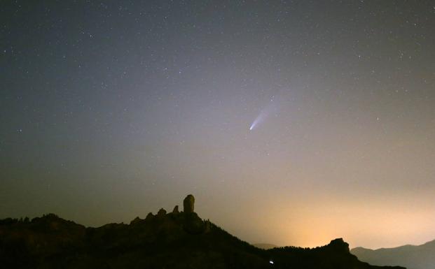 Imagen del cometa cruzando el Roque Nublo, en Gran Canaria. 
