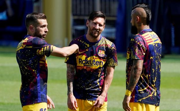 Jordi Alba, Leo Messi y Arturo Vidal. /Vincent West (Reuters)
