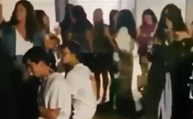 Un grupo de jóvenes incumple las normas en La Graciosa