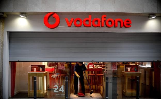 Una tienda de Vodafone en el centro de Bilbao.
