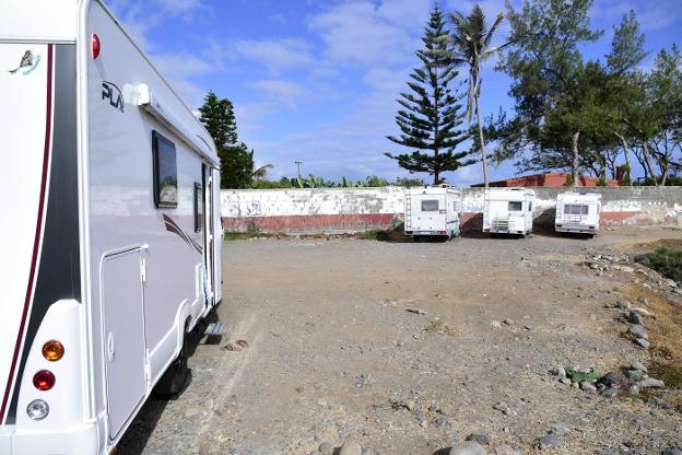 Los caravanistas defienden su derecho a estacionar en la calle