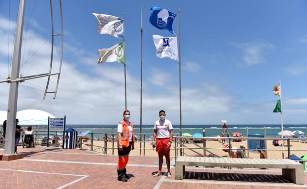 La playa de Las Canteras iza la Bandera Azul y la Q de Calidad Turística