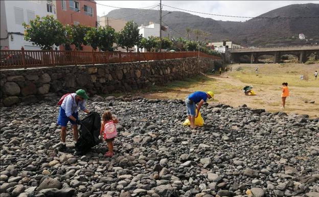 Medio centenar de voluntarios limpian la costa de Arucas