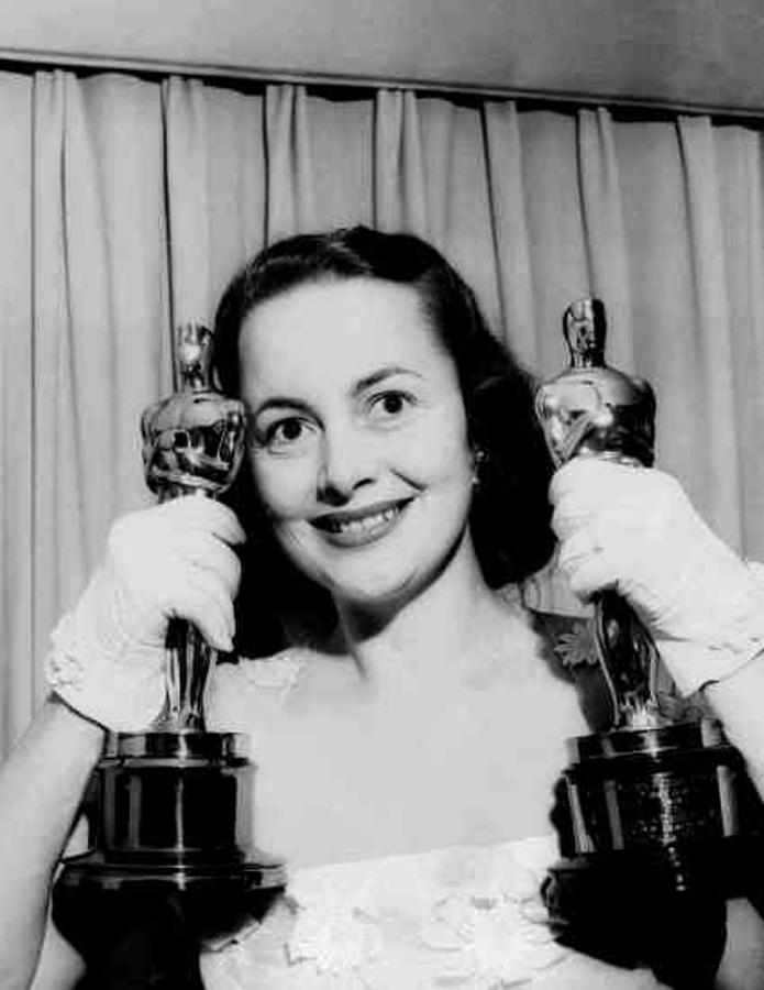 Olivia de Havilland posa con los dos Oscars a mejor actriz conseguidos por sus papeles en las películas "La vida íntima de Julia Harris" (1946) y "La Heredera"