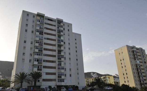 La empuja y se golpea la cabeza contra el suelo