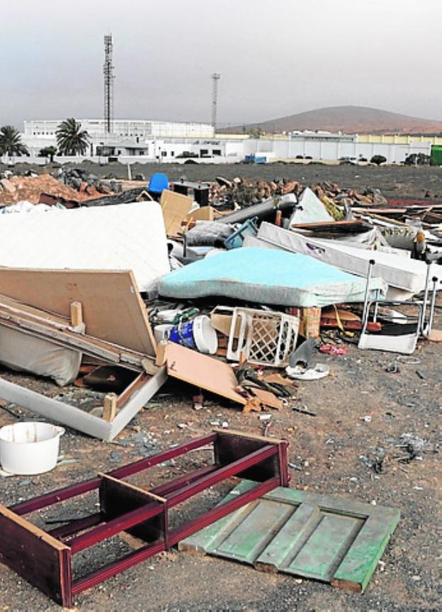 Escombros y basura en el casco de Teguise