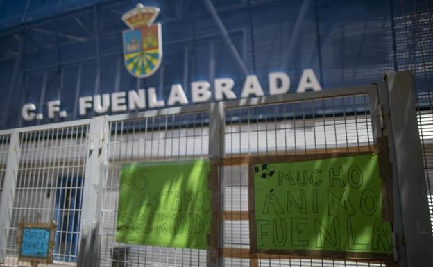 Mensajes de ánimo en el estadio Fernando Torres de Fuenlabrada./EP