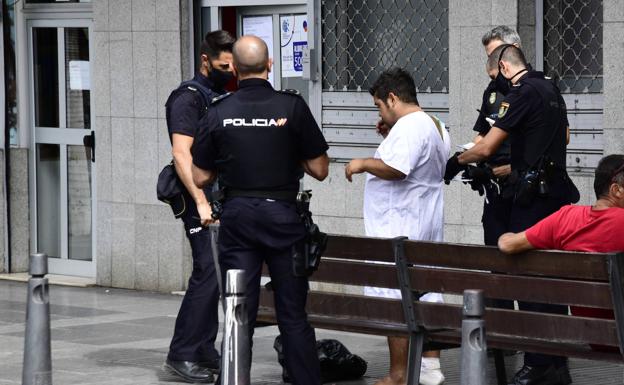 Agentes de la Policía Nacional pararon y vistieron al peatón desnudo