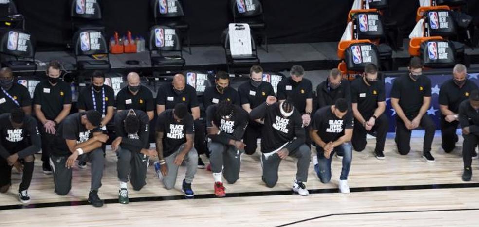 La NBA hinca la rodilla contra el racismo en Disney World