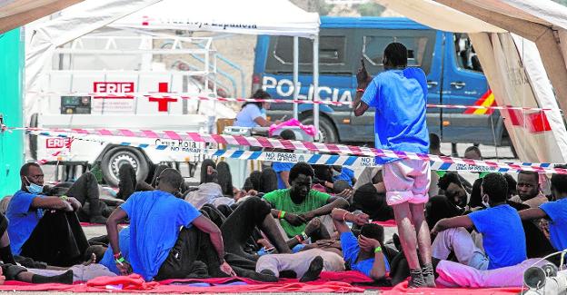 Canarias rechaza más competencias sin fondos para atender a inmigrantes