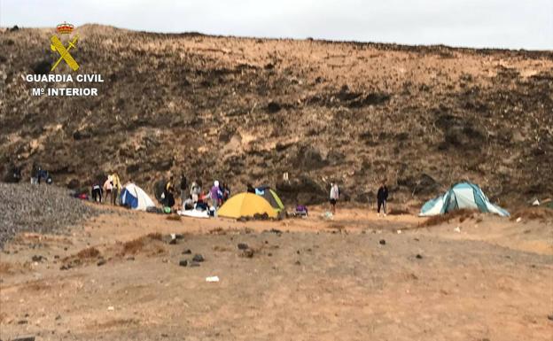 Salen corriendo de una acampada ilegal y sin mascarilla