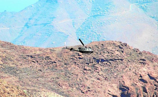 Un helicóptero militar en la Reserva Natural Integral de Inagua