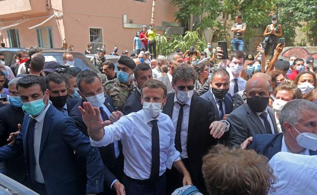 Macron abraza a las víctimas de la explosión y pide reformas al Líbano