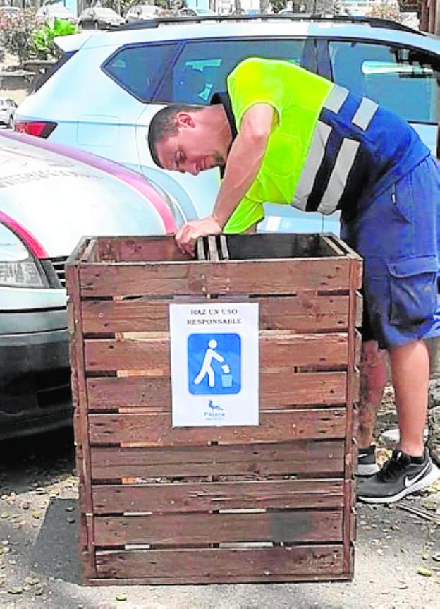 Papeleras hechas con materiales reciclados