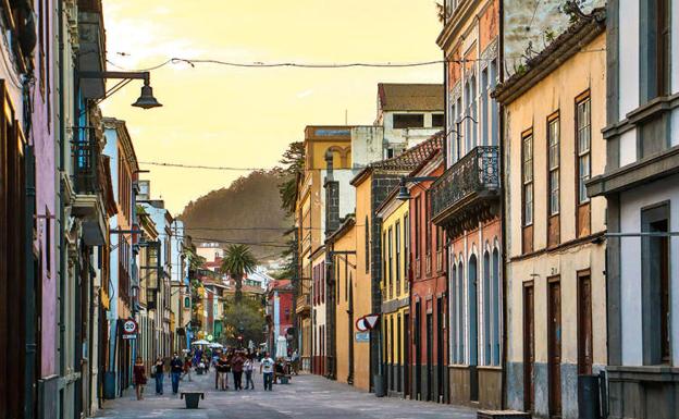Tres afectados, entre ellos un menor, en un incendio en La Laguna