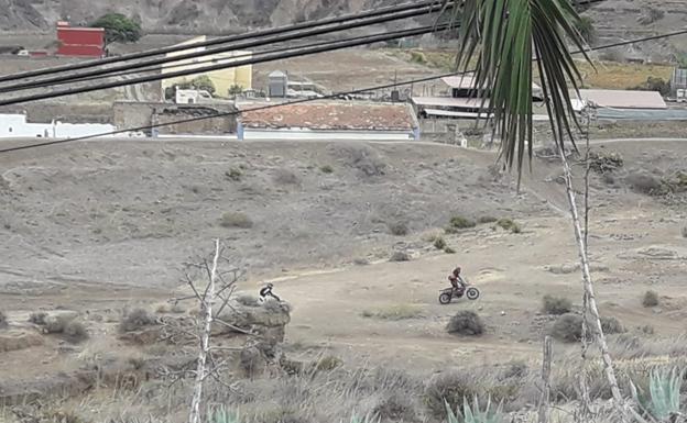 Las motos destrozan el paraje protegido de Pino Santo en las charcas de San Lorenzo