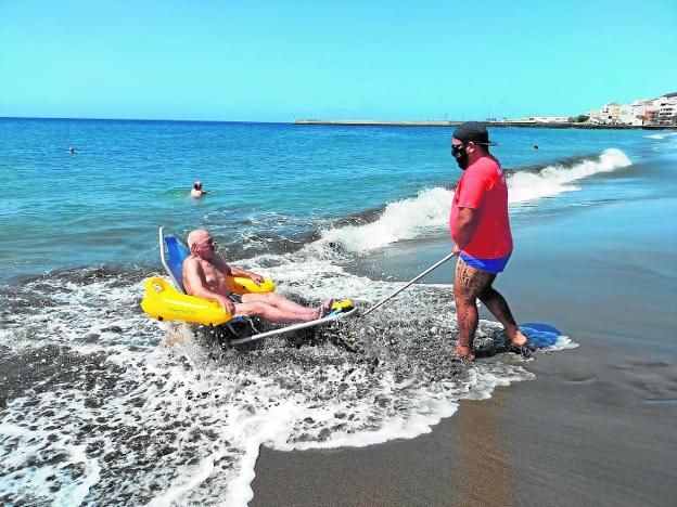 Sillas anfibias para poder bañarse en Gran Tarajal y Giniginámar