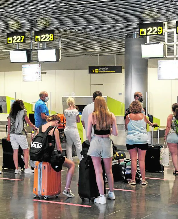 El turismo interior y los alemanes sostienen la aún escasa actividad en Canarias en agosto