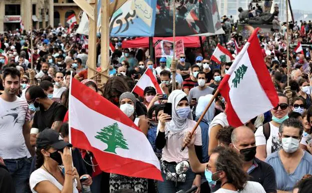 El Gobierno libanés dimite en bloque y señala a la «corrupción crónica» como motivo de la explosión