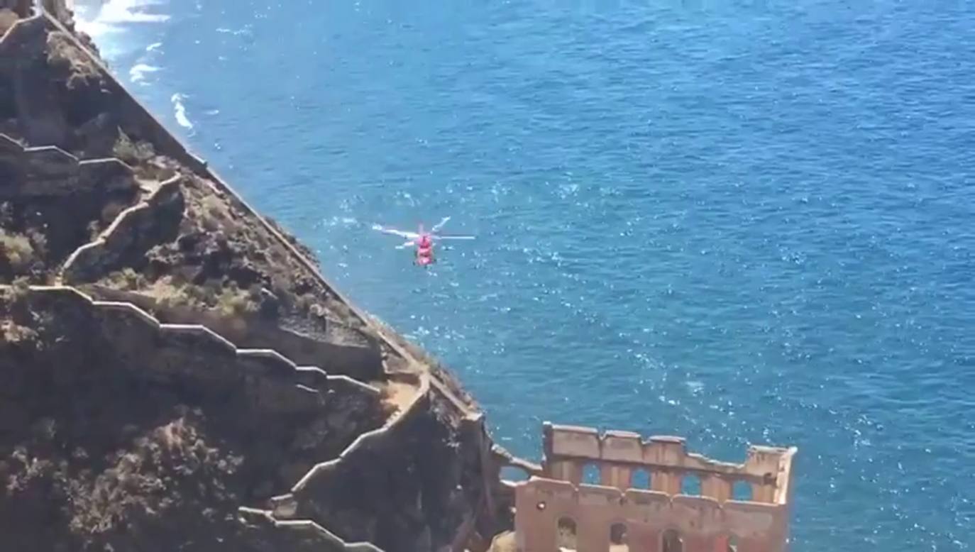 Rescatados dos menores en apuros en el mar en Tenerife