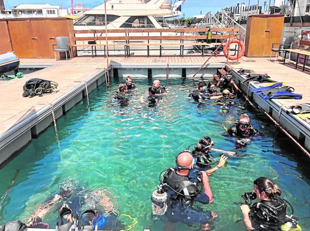 Clases de iniciación al buceo en el marco del programa 'Actívate'