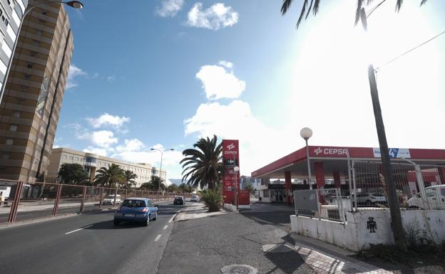 La ciudad cede un solar y paga 818.000 euros para trasladar la gasolinera frente a La Ballena