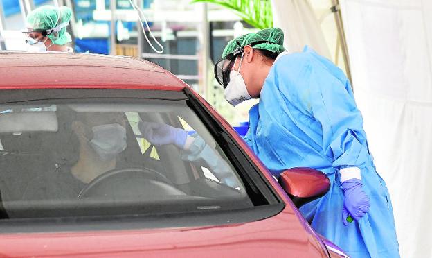 Los contagios se disparan entre los jóvenes de las islas y Sanidad alerta de nuevos confinamientos