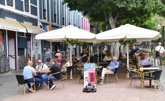 La contratación en el sector servicios cayó en julio un 54,8 % en Canarias