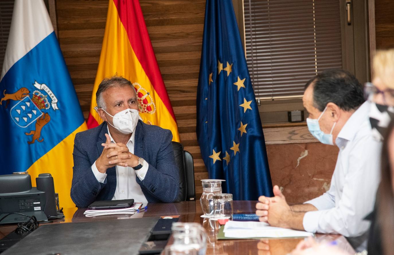 Canarias prohíbe fumar y obliga al uso de la mascarillas en espacios abiertos