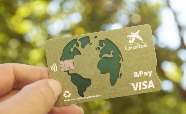 CaixaBank lanza la primera tarjeta de crédito en España hecha con plástico 100% reciclado