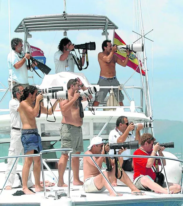 Fotoreporteros a bordo de una embarcación apuntan con sus objetivos en dirección de una 'celebrity en Palma de Mallorca'. 