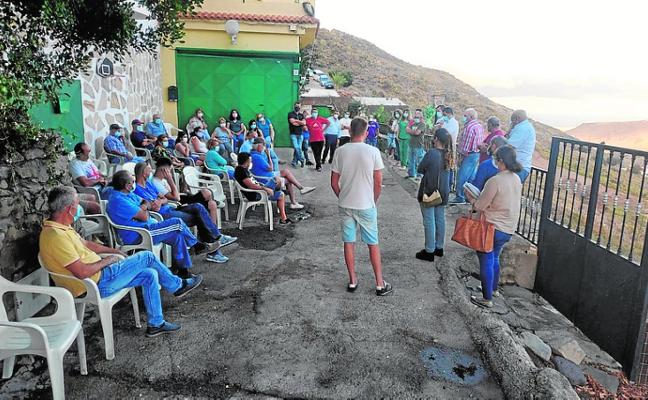 El alcalde promete a Valle Casares resolverle el deficitario servicio de abasto público