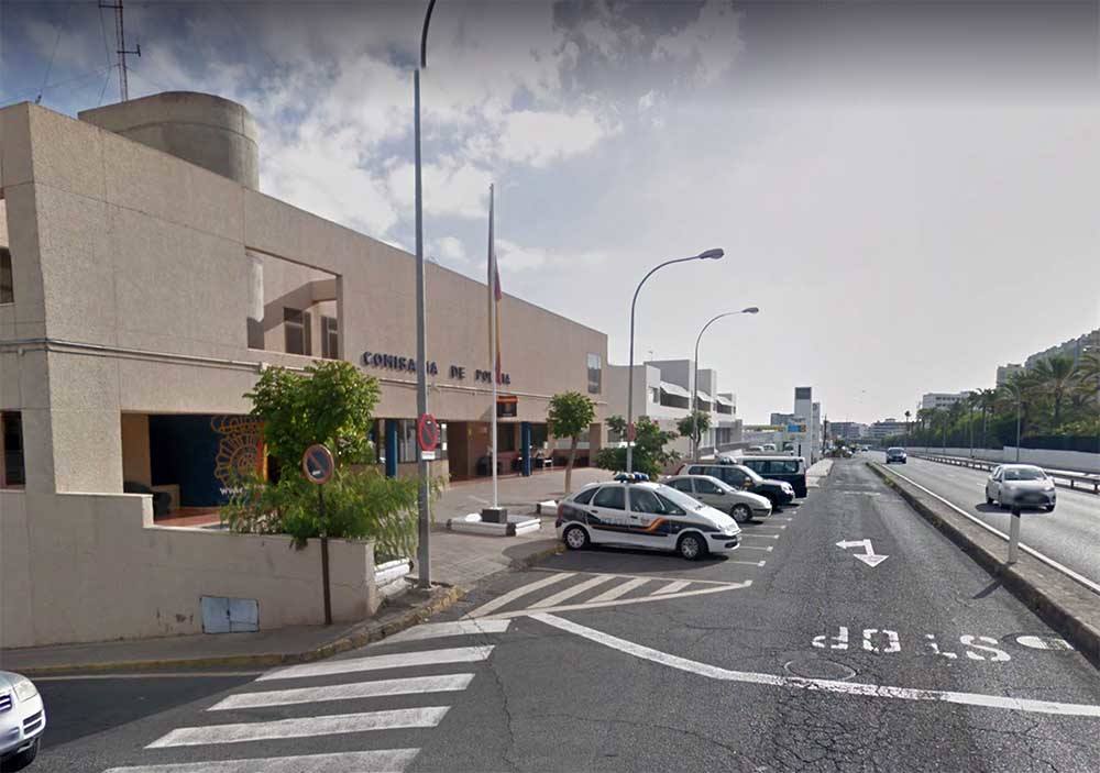 Amenaza a dos mujeres con un bate de béisbol y una katana