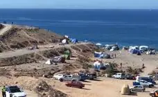 Desalojan a más de 100 personas de la playa de Las Carpinteras