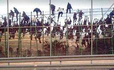 Muere un inmigrante a saltar la valla de Melilla