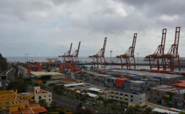 Las exportaciones caen en Canarias un 30,2%