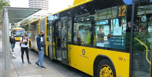 Amenaza con un cuchillo a un chófer de guagua