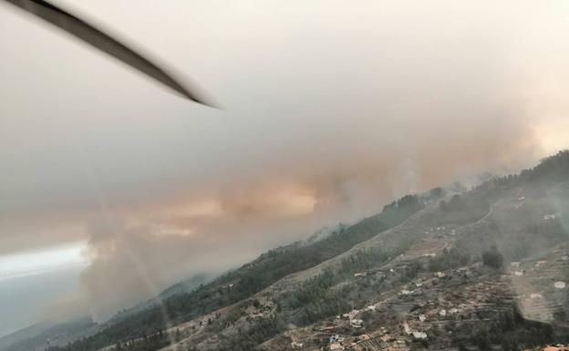 Unas 200 personas trabajan contra dos focos en el incendio de Garafía