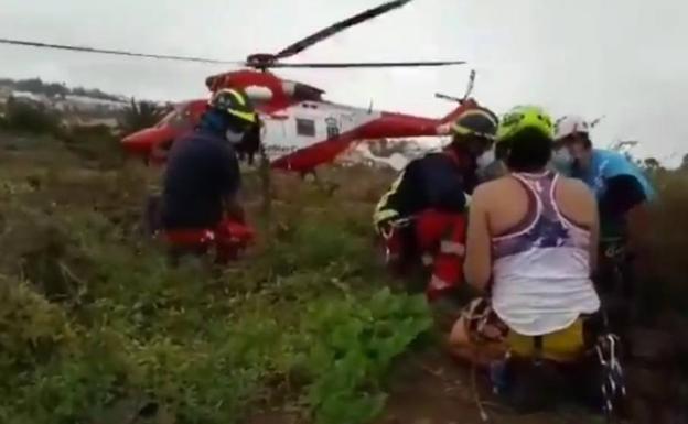 Rescatados al quedarse colgados de un acantilado en Tenerife