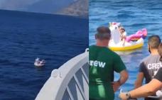 Rescatan a un niña de 4 años con su flotador a la deriva en alta mar
