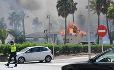 Un incendio forestal afecta a un complejo comercial en Málaga