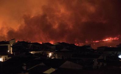 El incendio forestal de Huelva obliga al desalojo de 2.400 vecinos