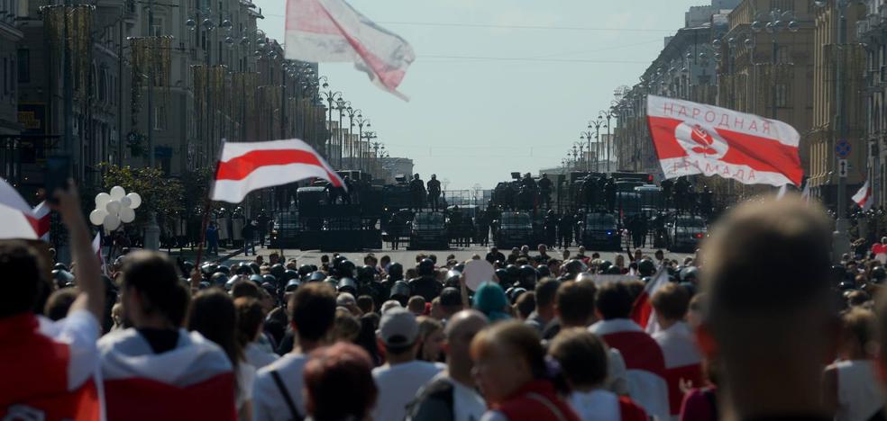 Lukashenko exhibe tanquetas ante los manifestantes